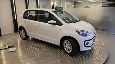 Volkswagen Cross Up! 2013 - 7750 EUR, 154338 km - AUTO.MOTO.pt - 154338km - foto 18 de 47