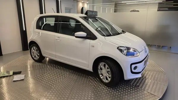 Volkswagen Cross Up! 2013 - 7750 EUR, 154338 km - AUTO.MOTO.pt - 154338km - foto 18 de 47
