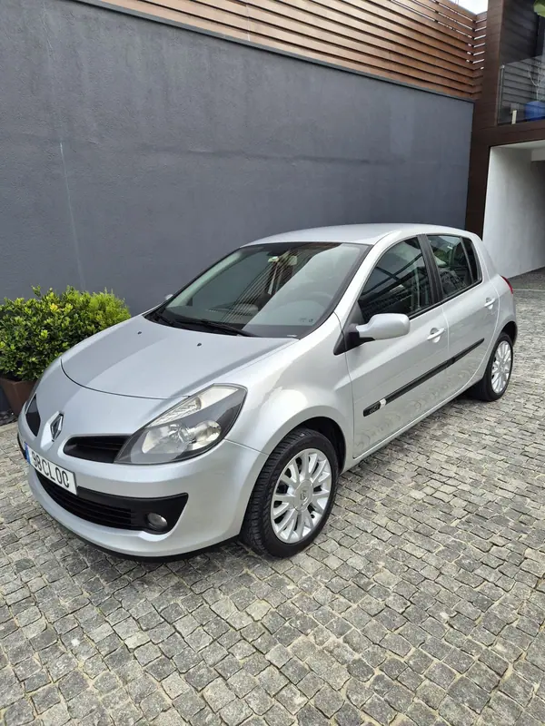 Renault Clio 1.5 dCi Confort 2006 Diesel — 233 869 km · Porto Renault Clio 1.5 dCi Confort 2006 Diesel