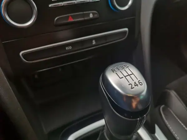 Renault Mégane 2019 - 17900 EUR, 96000 km - AUTO.MOTO.pt - 96000km - foto 19 de 27
