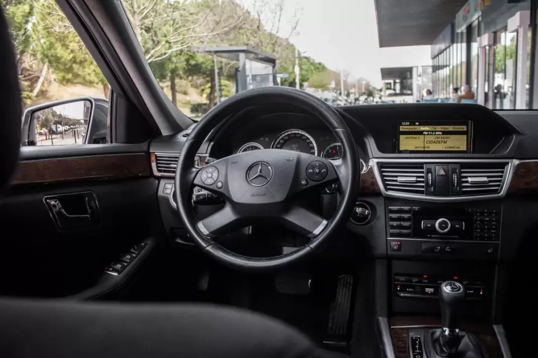 Mercedes-Benz E 220 2010 - 10990 EUR, 489933 km - AUTO.MOTO.pt - 489933km - foto 35 de 41