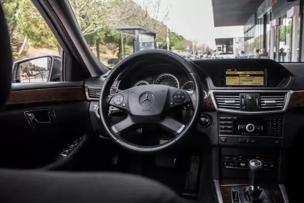Mercedes-Benz E 220 2010 - 10990 EUR, 489933 km - AUTO.MOTO.pt - 489933km - foto 35 de 41