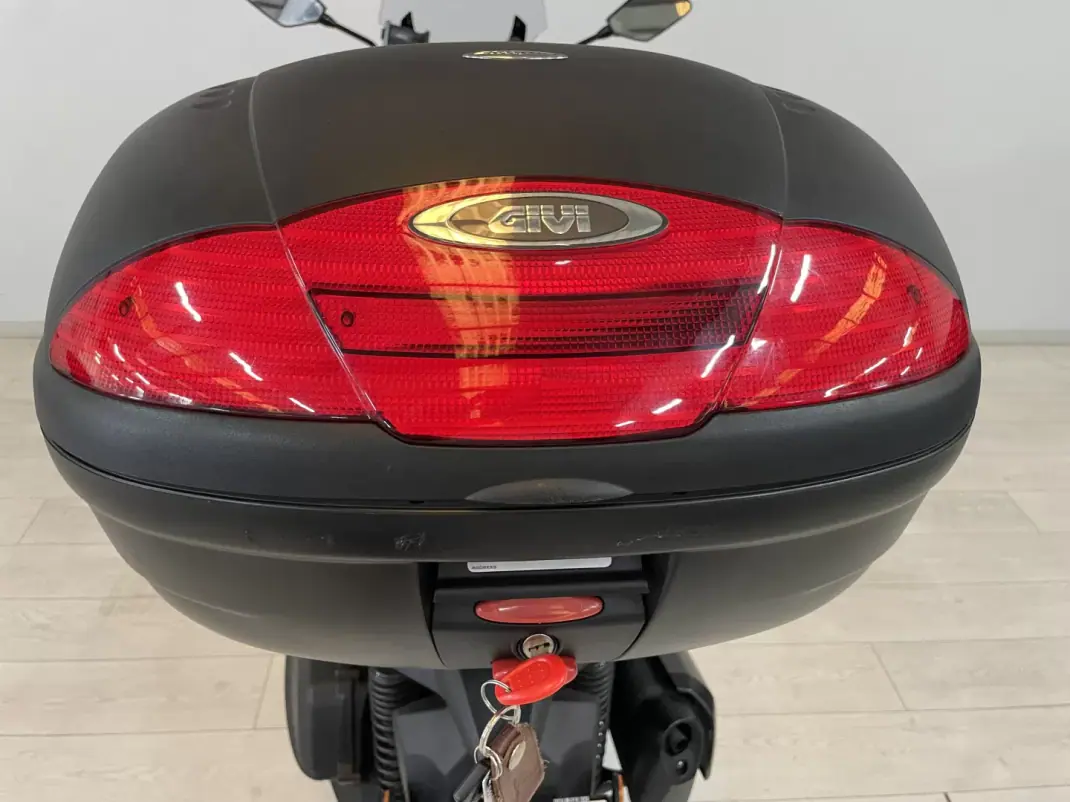 Yamaha XMAX 2017 - 3950 EUR, 9400 km - 9400km - foto 16 de 19
