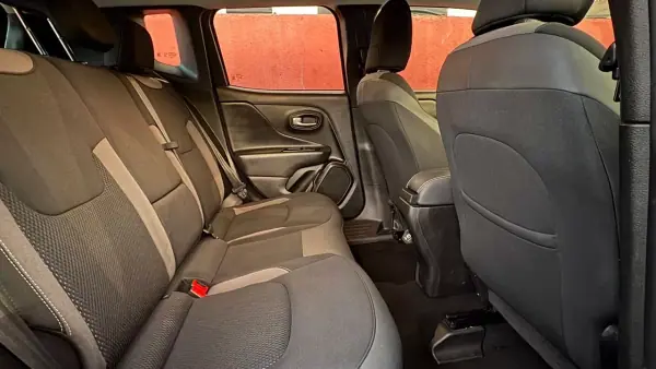 Jeep Renegade 2023 - 18900 EUR, 64000 km - AUTO.MOTO.pt - 64000km - foto 10 de 12