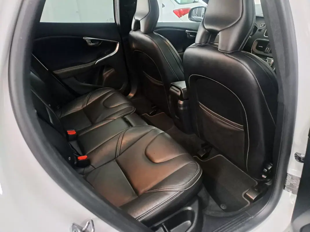 Volvo V40 2015 - 12990 EUR, 179950 km - AUTO.MOTO.pt - 179950km - foto 25 de 29