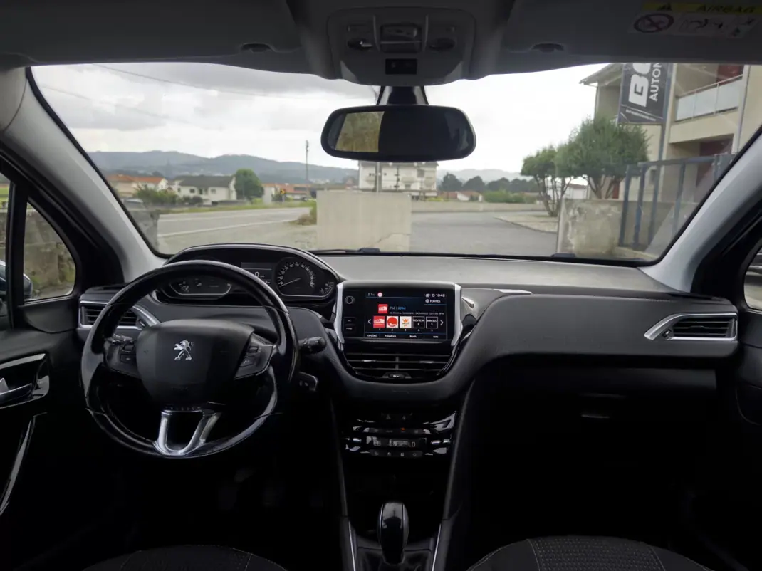 Peugeot 208 2018 - 10990 EUR, 181000 km - AUTO.MOTO.pt - 181000km - foto 28 de 38