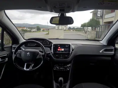 Peugeot 208 2018 - 10990 EUR, 181000 km - AUTO.MOTO.pt - 181000km - foto 28 de 38