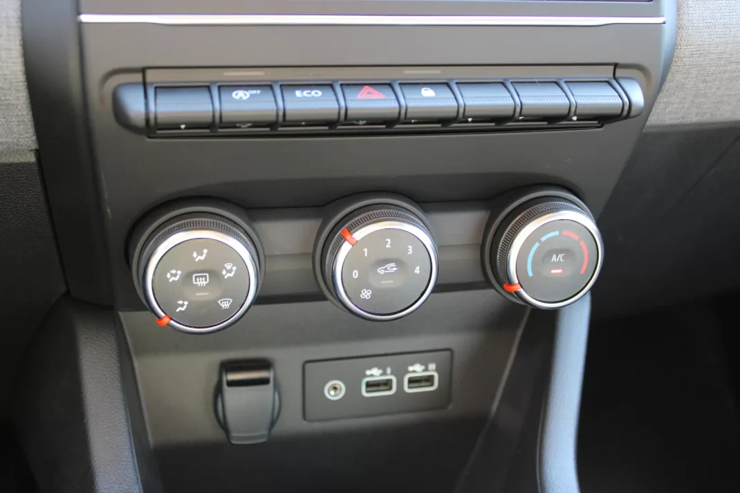 Renault Clio 2024 - 18750 EUR, 1753 km - AUTO.MOTO.pt - 1753km - foto 21 de 22