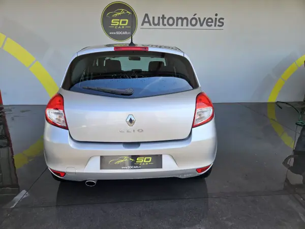 Renault Clio 2010 - 5950 EUR, 110000 km - AUTO.MOTO.pt - 110000km - foto 4 de 8