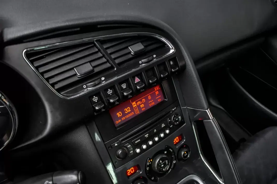 Peugeot 3008 2010 - 7490 EUR, 200623 km - AUTO.MOTO.pt - 200623km - foto 22 de 36