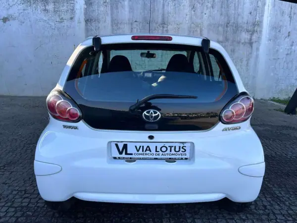 Toyota Aygo 2014 - 8900 EUR, 134000 km - AUTO.MOTO.pt - 134000km - foto 8 de 22