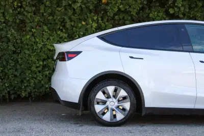Tesla Model Y 2023 - 36900 EUR, 90000 km - 90000km - foto 4 de 20