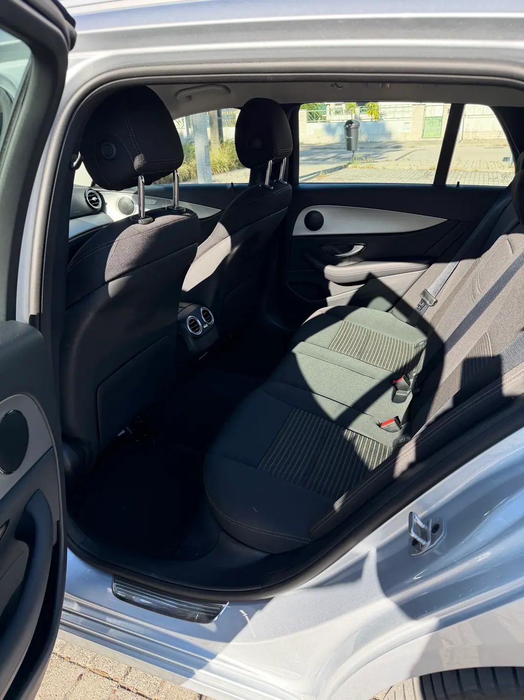 Mercedes-Benz E 300 2021 - 31900 EUR, 119000 km - AUTO.MOTO.pt - 119000km - foto 2 de 15