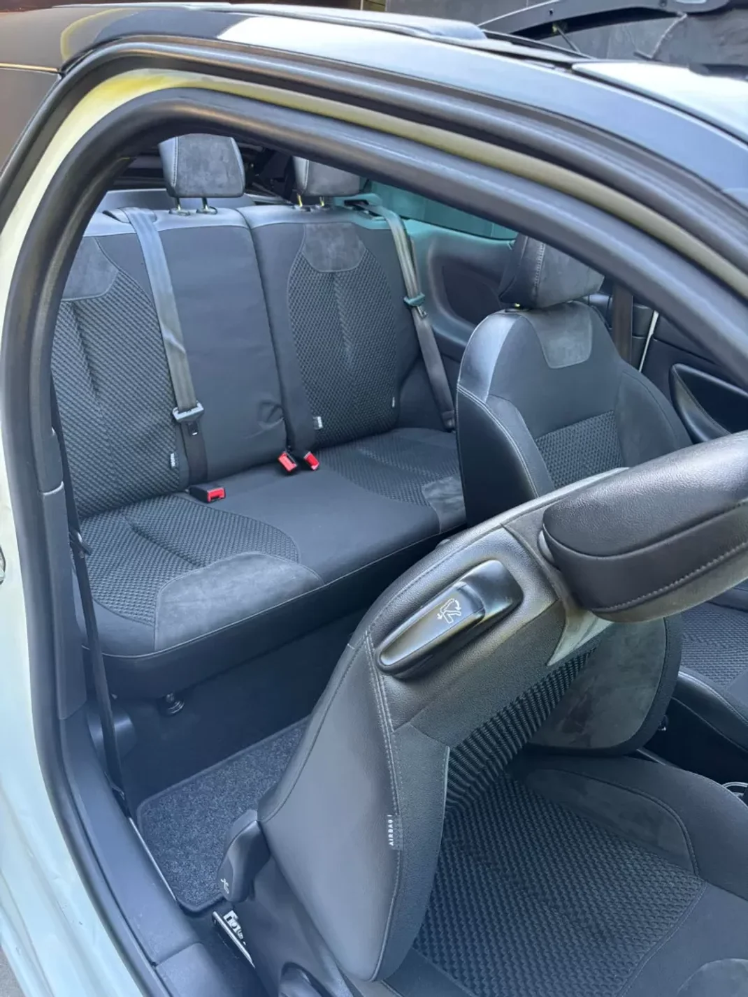 Citroën DS3 2013 - 10900 EUR, 135000 km - AUTO.MOTO.pt - 135000km - foto 29 de 31