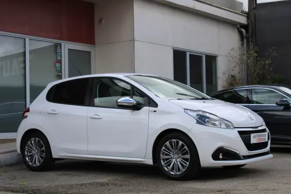 Peugeot 208 2016 - 8250 EUR, 137000 km - AUTO.MOTO.pt - 137000km - foto 9 de 26