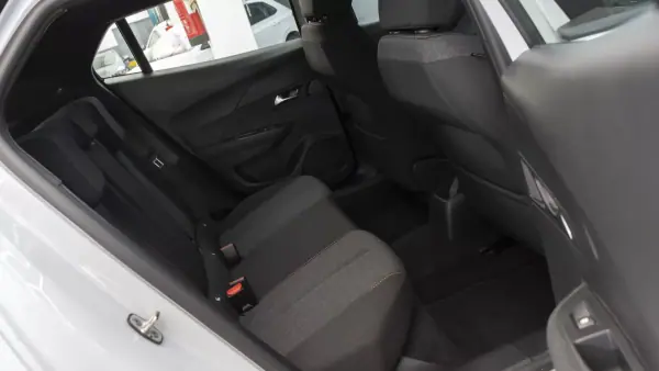 Peugeot 2008 2025 - 20350 EUR, 16875 km - AUTO.MOTO.pt - 16875km - foto 10 de 31
