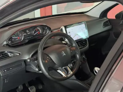 Peugeot 208 2018 - 12990 EUR, 96669 km - AUTO.MOTO.pt - 96669km - foto 16 de 21