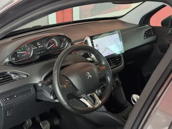 Peugeot 208 2018 - 12990 EUR, 96669 km - AUTO.MOTO.pt - 96669km - foto 16 de 21
