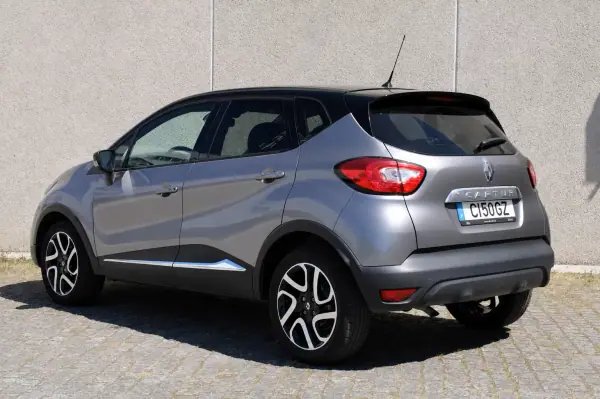 Renault Captur 2015 - 11850 EUR, 76500 km - AUTO.MOTO.pt - 76500km - foto 6 de 24