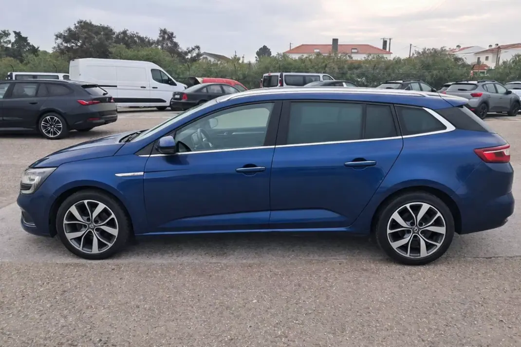 Renault Mégane 2017 - 9900 EUR, 185404 km - AUTO.MOTO.pt - 185404km - foto 2 de 11