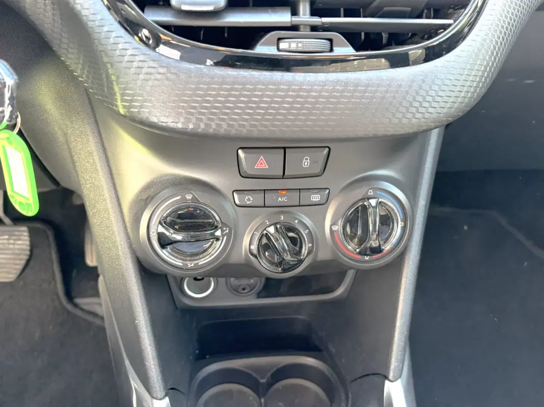 Peugeot 2008 2018 - 10500 EUR, 102262 km - AUTO.MOTO.pt - 102262km - foto 10 de 15
