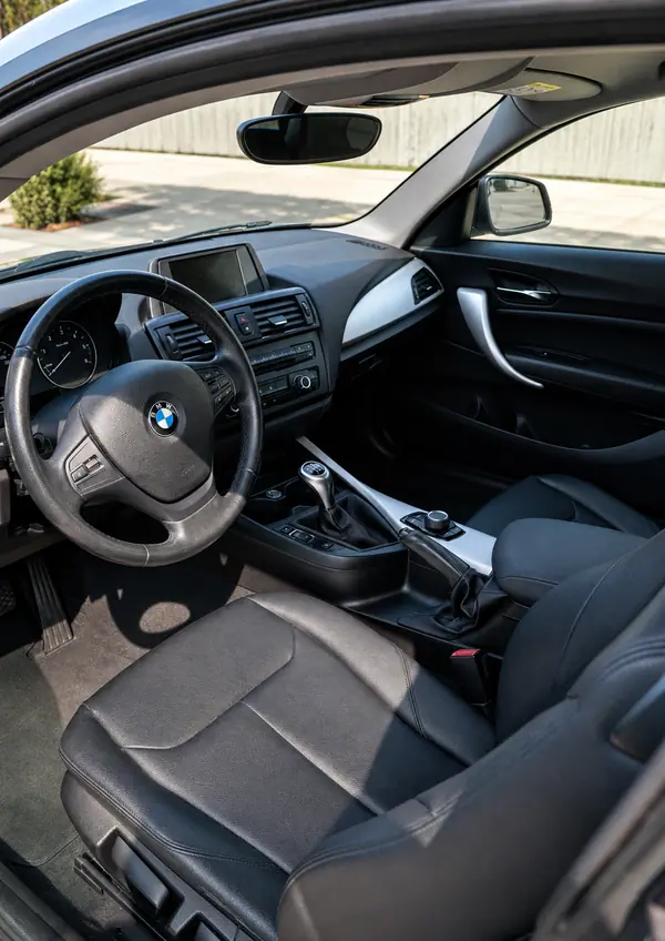 BMW 114 2015 - 10990 EUR, 182000 km - AUTO.MOTO.pt - 182000km - foto 9 de 14