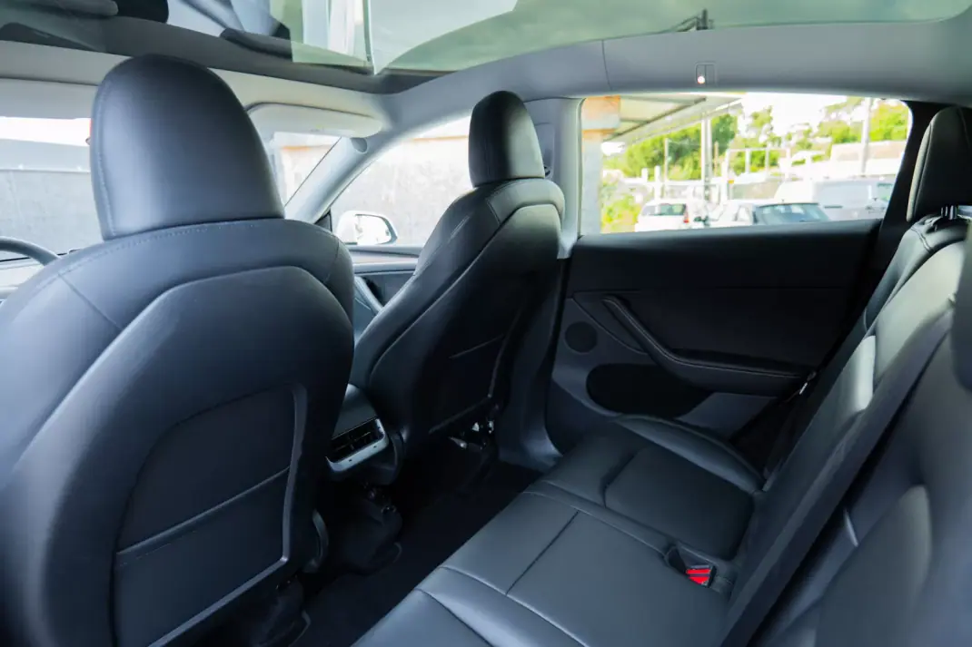 Tesla Model Y 2023 - 37900 EUR, 75000 km - AUTO.MOTO.pt - 75000km - foto 21 de 28