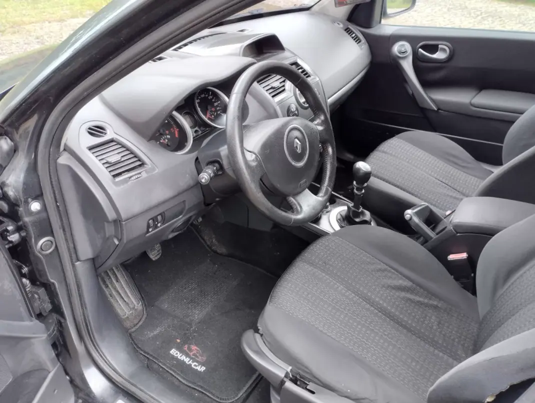 Renault Mégane Break 2006 - 2999 EUR, 270000 km - AUTO.MOTO.pt - 270000km - foto 18 de 22