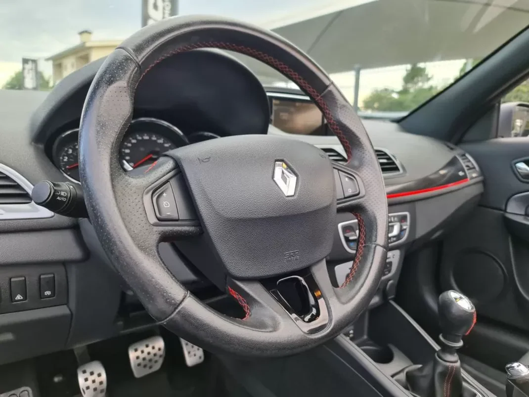 Renault Mégane Cabrio 2015 - 14990 EUR, 195000 km - AUTO.MOTO.pt - 195000km - foto 26 de 43