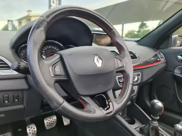 Renault Mégane Cabrio 2015 - 14990 EUR, 195000 km - AUTO.MOTO.pt - 195000km - foto 26 de 43