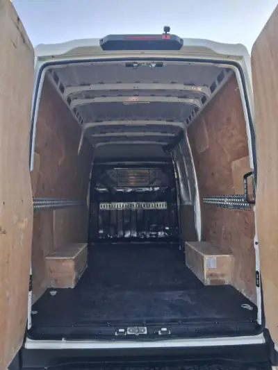 Iveco 2015 - 13500 EUR, 240000 km - AUTO.MOTO.pt - 240000km - foto 9 de 9