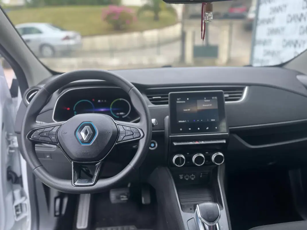 Renault Zoe 2020 - 13500 EUR, 69000 km - AUTO.MOTO.pt - 69000km - foto 7 de 12
