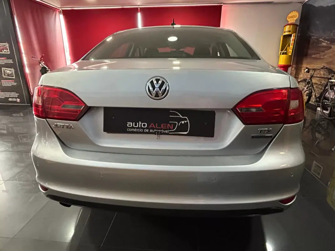 Volkswagen Jetta 2011 - 8500 EUR, 224614 km - AUTO.MOTO.pt - 224614km - foto 5 de 21