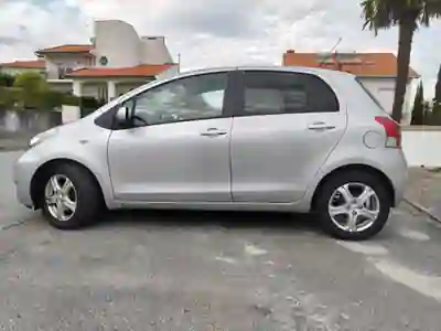 Toyota Yaris 2010 — foto 3 de 4