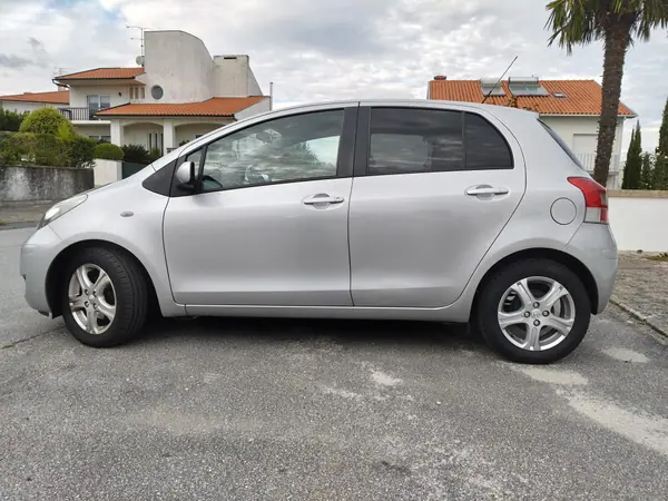 Toyota Yaris 2010 — foto 3 de 4