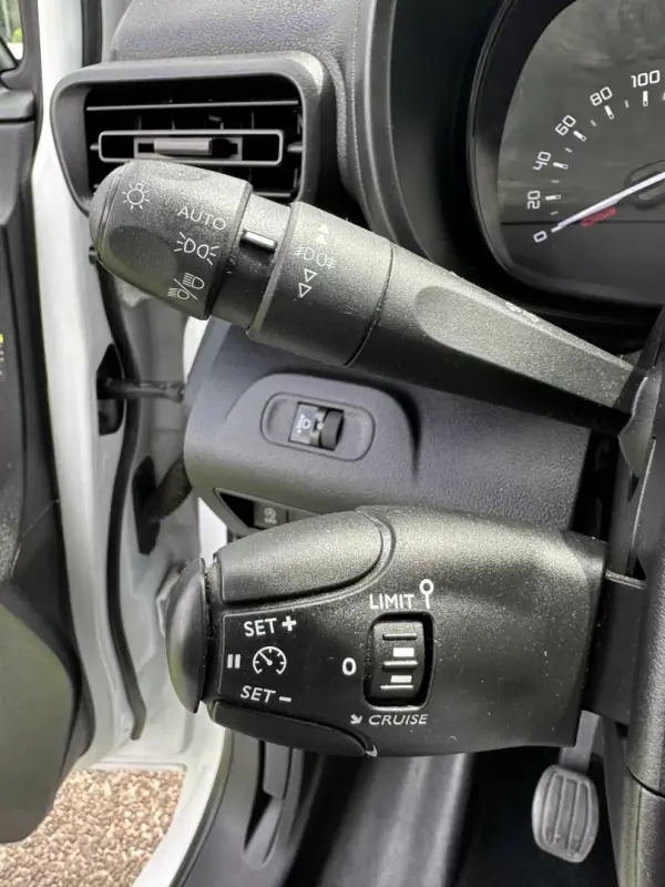 Citroën Berlingo 1.5 Hdi 2019 - 9900 EUR, 180000 km - AUTO.MOTO.pt - 180000km - foto 31 de 43