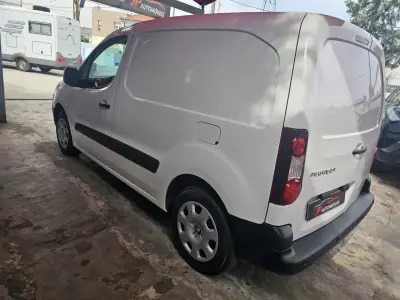 Peugeot Partner 3 lugares Longa 2017 - 8750 EUR, 234000 km - AUTO.MOTO.pt - 234000km - foto 5 de 12