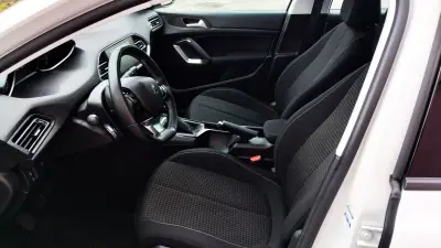 Peugeot 308 2019 - 11999 EUR, 99999 km - AUTO.MOTO.pt - 99999km - foto 13 de 35