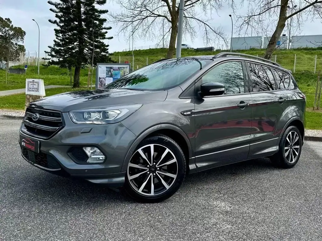 Ford Kuga 2017 - 16490 EUR, 75000 km - AUTO.MOTO.pt - 75000km - foto 1 de 60