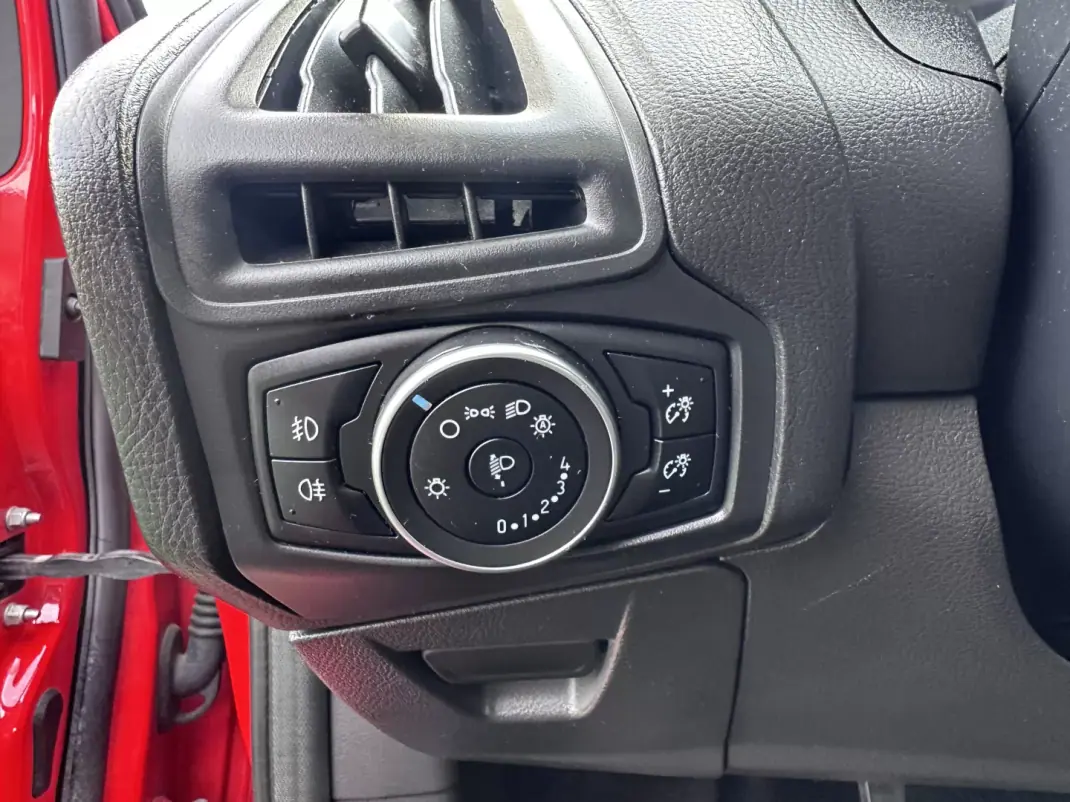 Ford Focus 2017 - 9900 EUR, 190000 km - AUTO.MOTO.pt - 190000km - foto 29 de 50