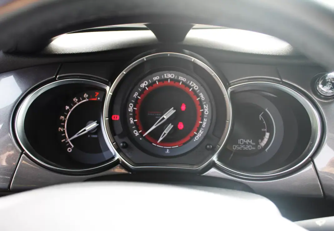 Citroën DS3 2012 - 17900 EUR, 52000 km - AUTO.MOTO.pt - 52000km - foto 31 de 33