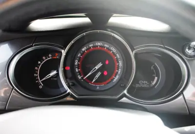 Citroën DS3 2012 - 17900 EUR, 52000 km - AUTO.MOTO.pt - 52000km - foto 31 de 33