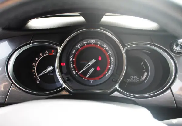 Citroën DS3 2012 - 16900 EUR, 52000 km - AUTO.MOTO.pt - 52000km - foto 31 de 33