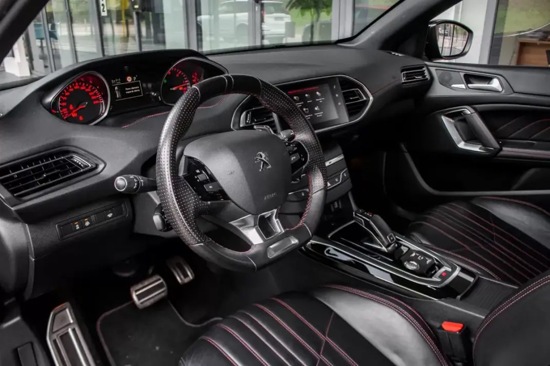 Peugeot 308 2020 - 17990 EUR, 142466 km - AUTO.MOTO.pt - 142466km - foto 26 de 45