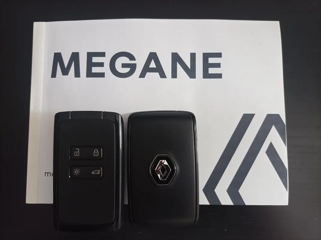 Renault Mégane Sport Tourer 2021 - 14490 EUR, 95250 km - AUTO.MOTO.pt - 95250km - foto 9 de 10