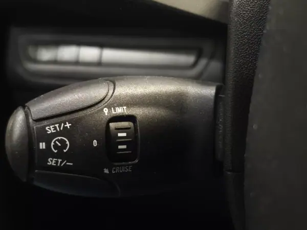 Peugeot 2008 2017 - 12490 EUR, 57665 km - AUTO.MOTO.pt - 57665km - foto 13 de 23