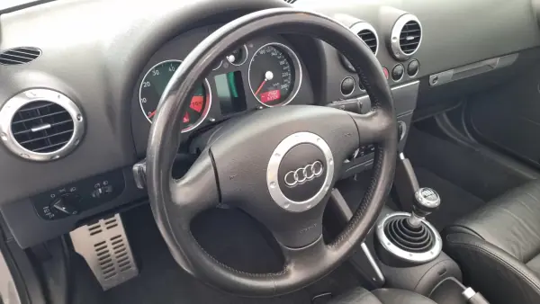 Audi TT Roadster 2004 - 17990 EUR, 63500 km - AUTO.MOTO.pt - 63500km - foto 11 de 24