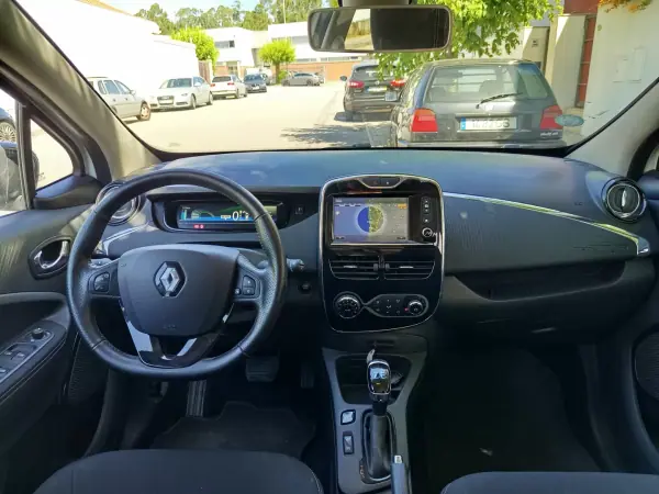 Renault Zoe 2019 - 12490 EUR, 52400 km - AUTO.MOTO.pt - 52400km - foto 13 de 17