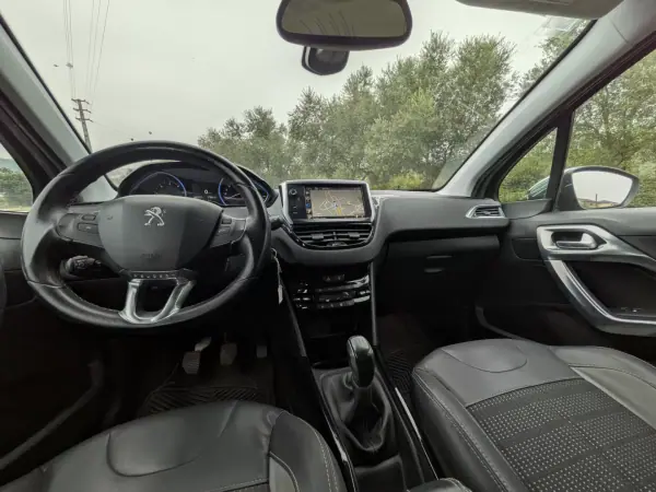 Peugeot 2008 2015 - 10990 EUR, 100000 km - 100000km - foto 12 de 14