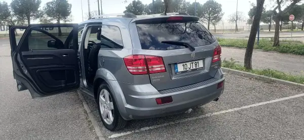 Dodge Journey 2010 - 7900 EUR, 173020 km - AUTO.MOTO.pt - 173020km - foto 5 de 17